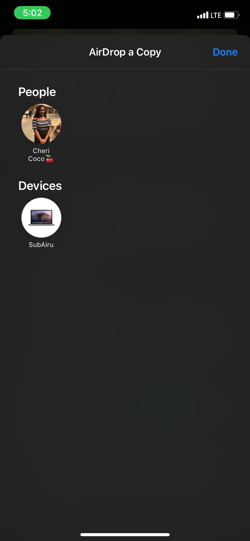 Cuplikan layar daftar perangkat AirDrop di iPhone 