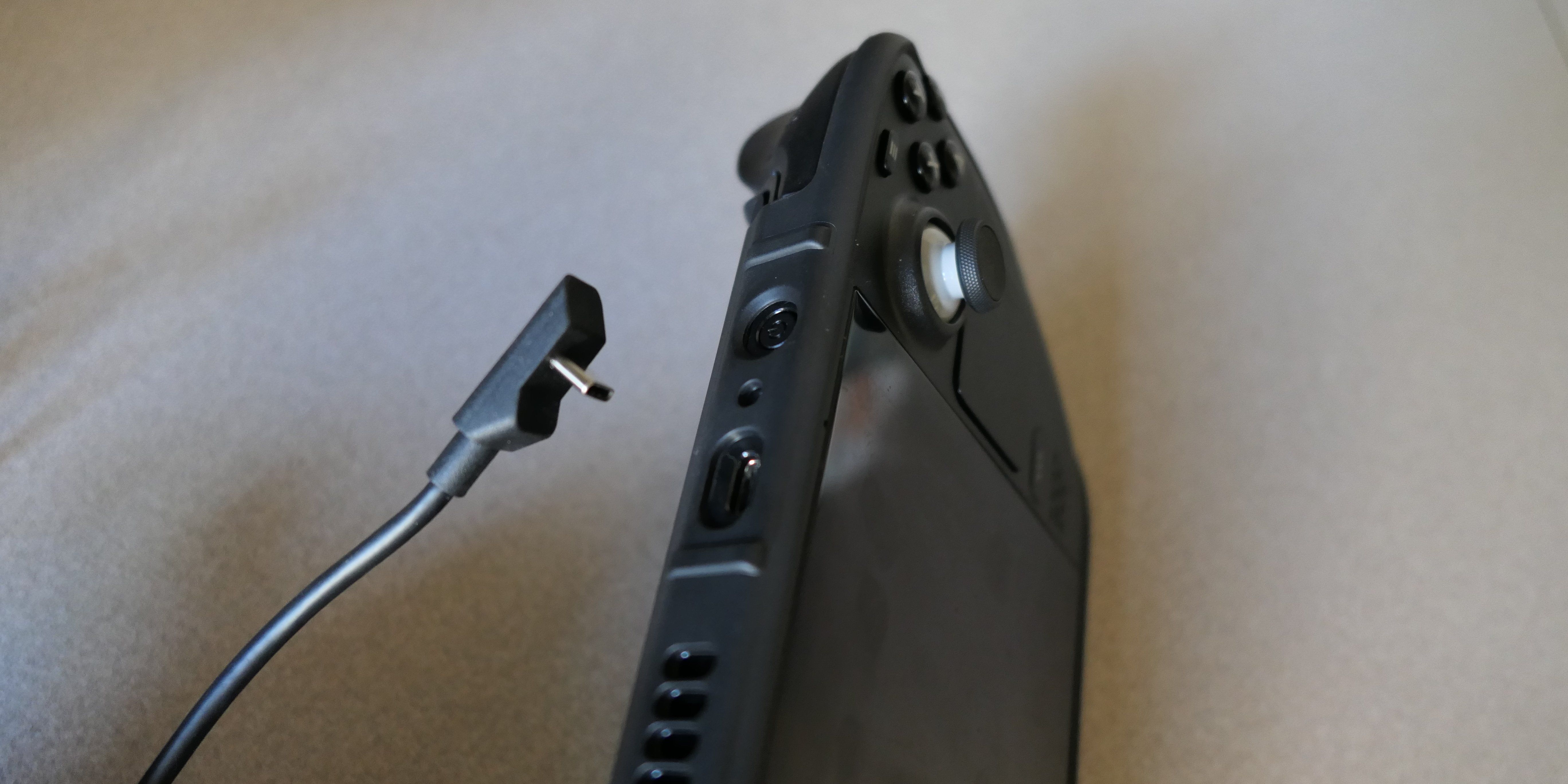 کانکتور USB از داک در کنار درگاه USB Steam Deck.