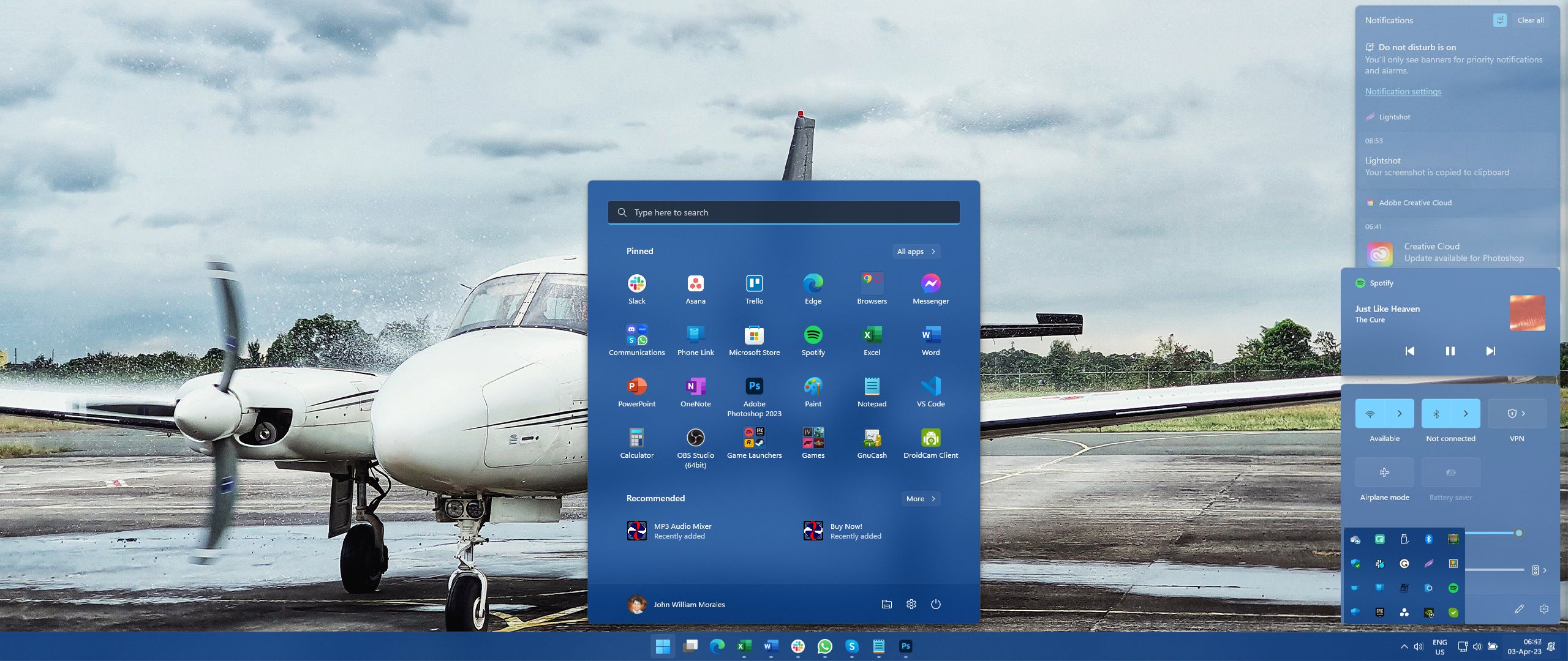 Máy tính để bàn Windows 11 trên Màn hình siêu rộng với Khay ứng dụng, Trạng thái hệ thống và Thông báo