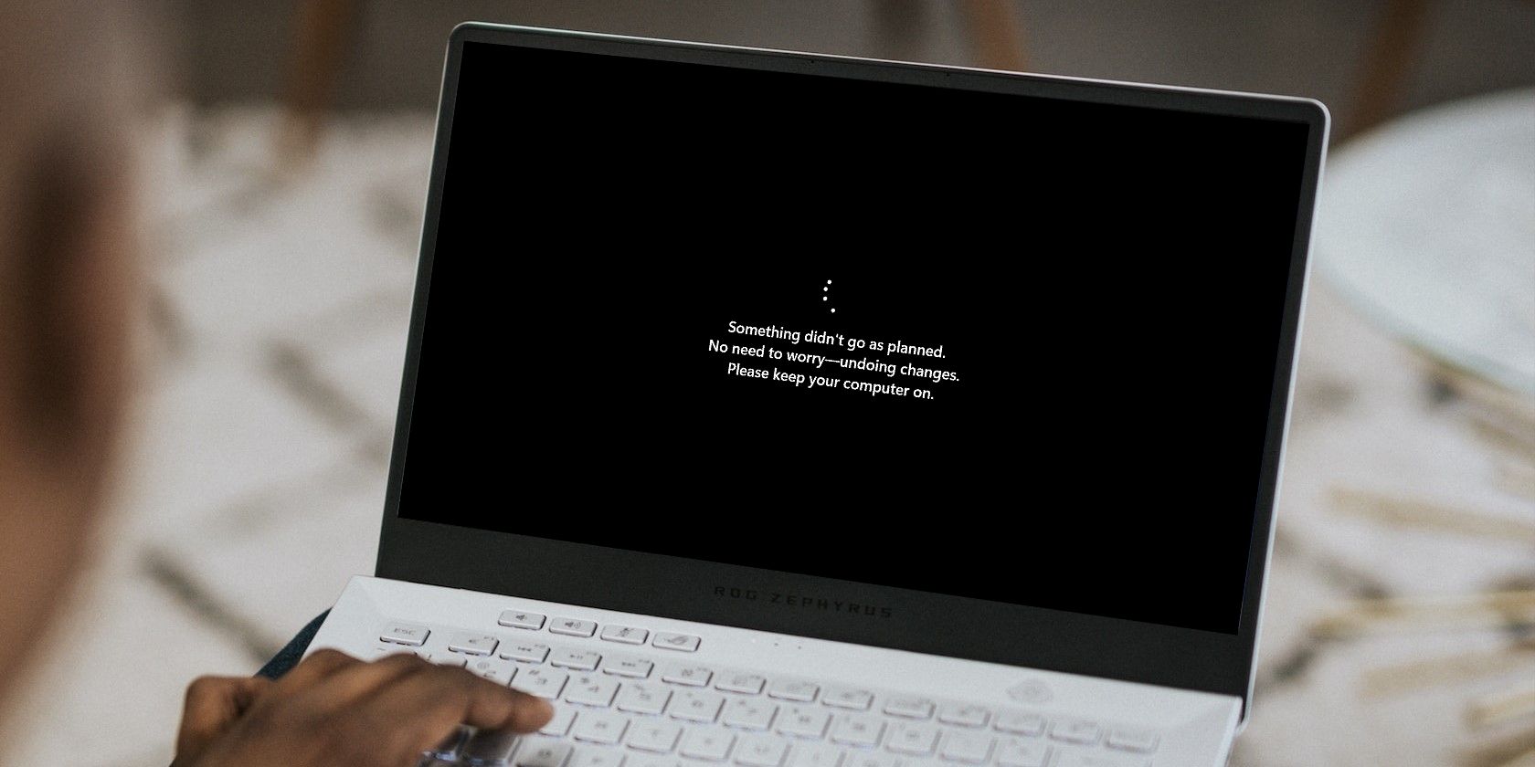 Сообщение об ошибке Центра обновления Windows на экране ноутбука