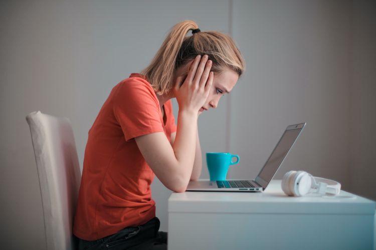 Eine Frustrierte Studentin Starrt In Ihren Laptop