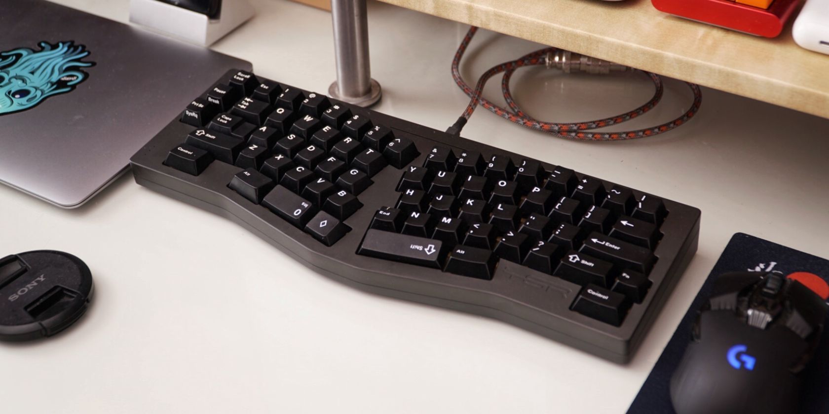 Prototipe keyboard Alice duduk di atas meja