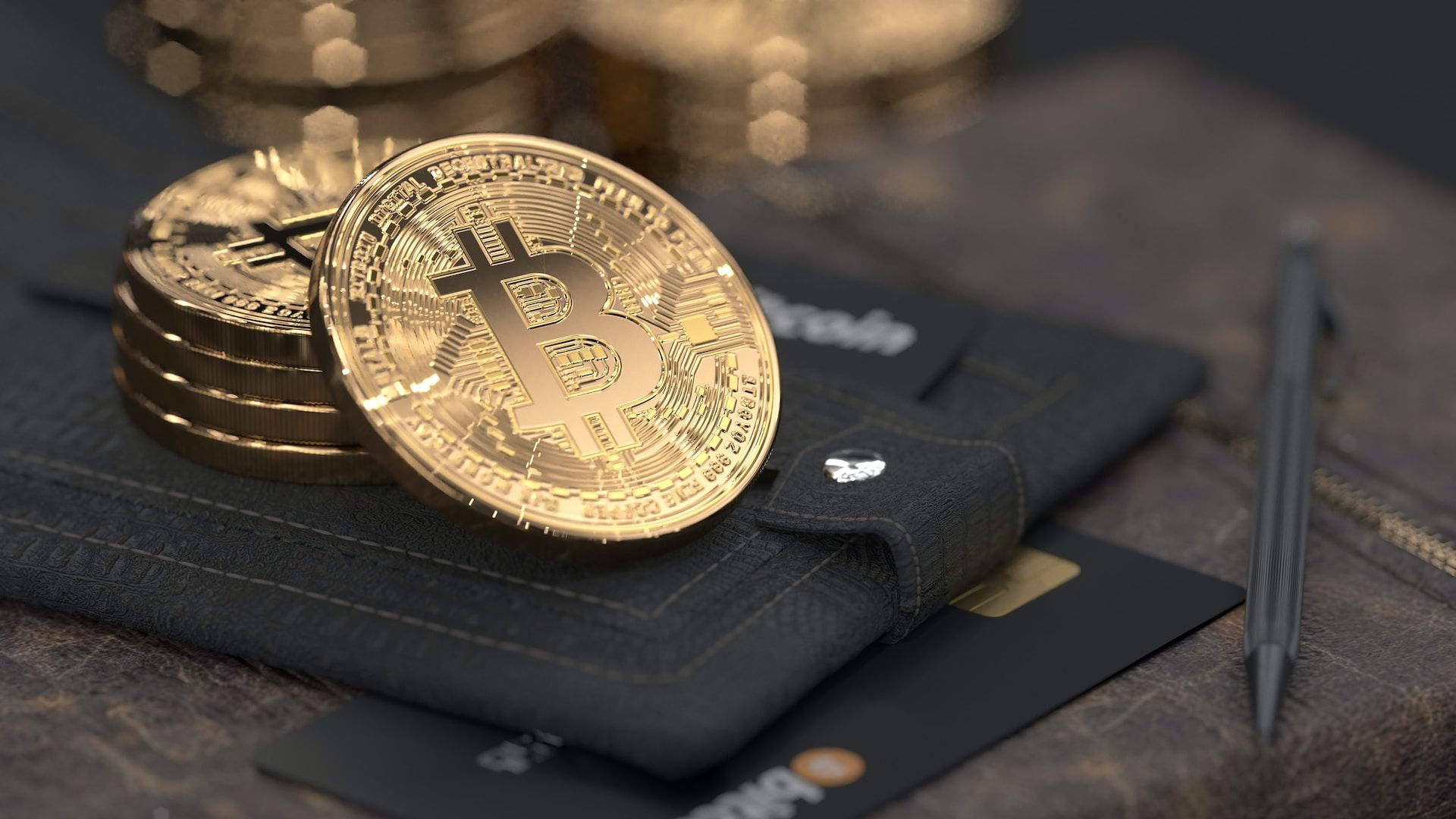 Un montón de monedas con el logo de Bitcoin colocado en una billetera sobre una mesa
