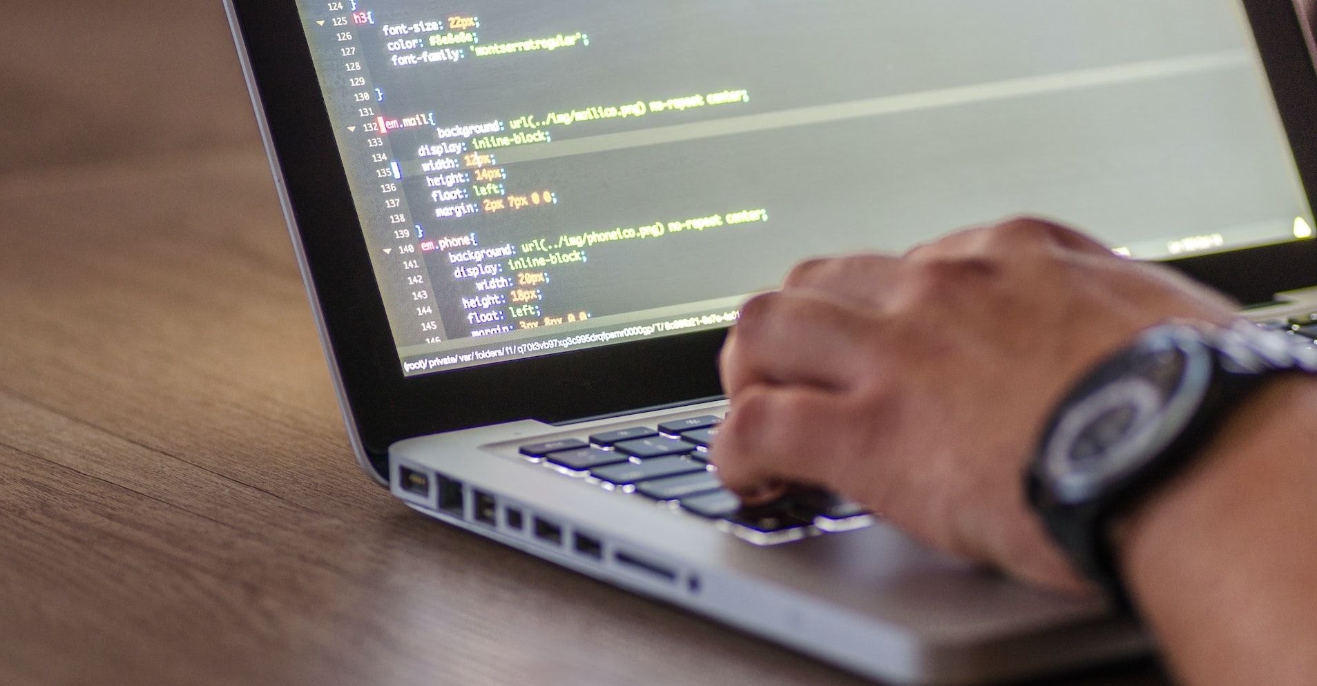 Códigos HTML na tela do laptop