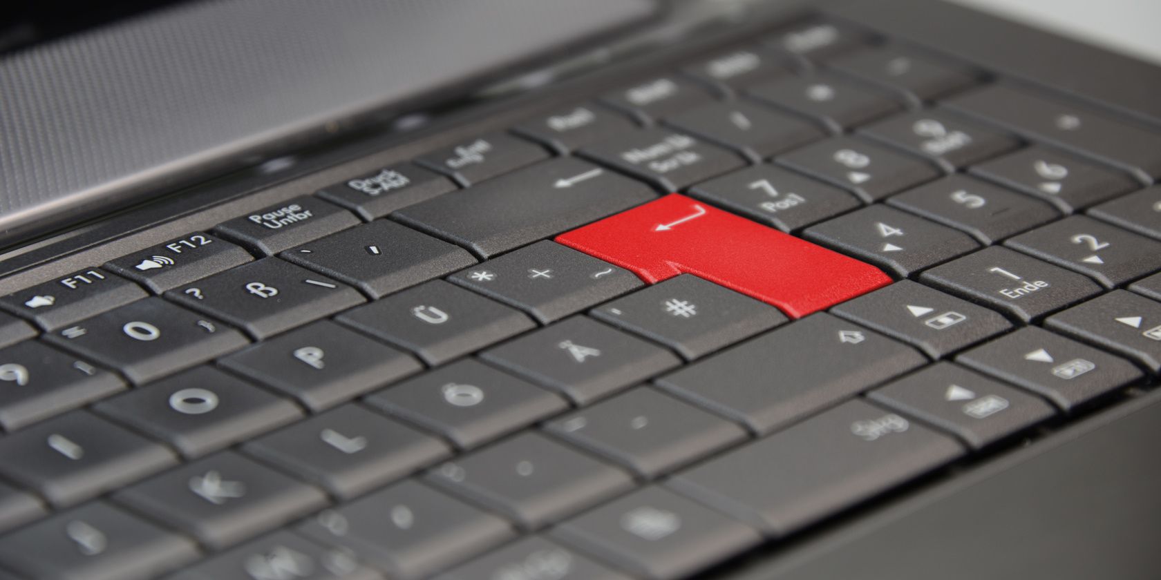 Клавиша Enter на клавиатуре ноутбука выделена красным