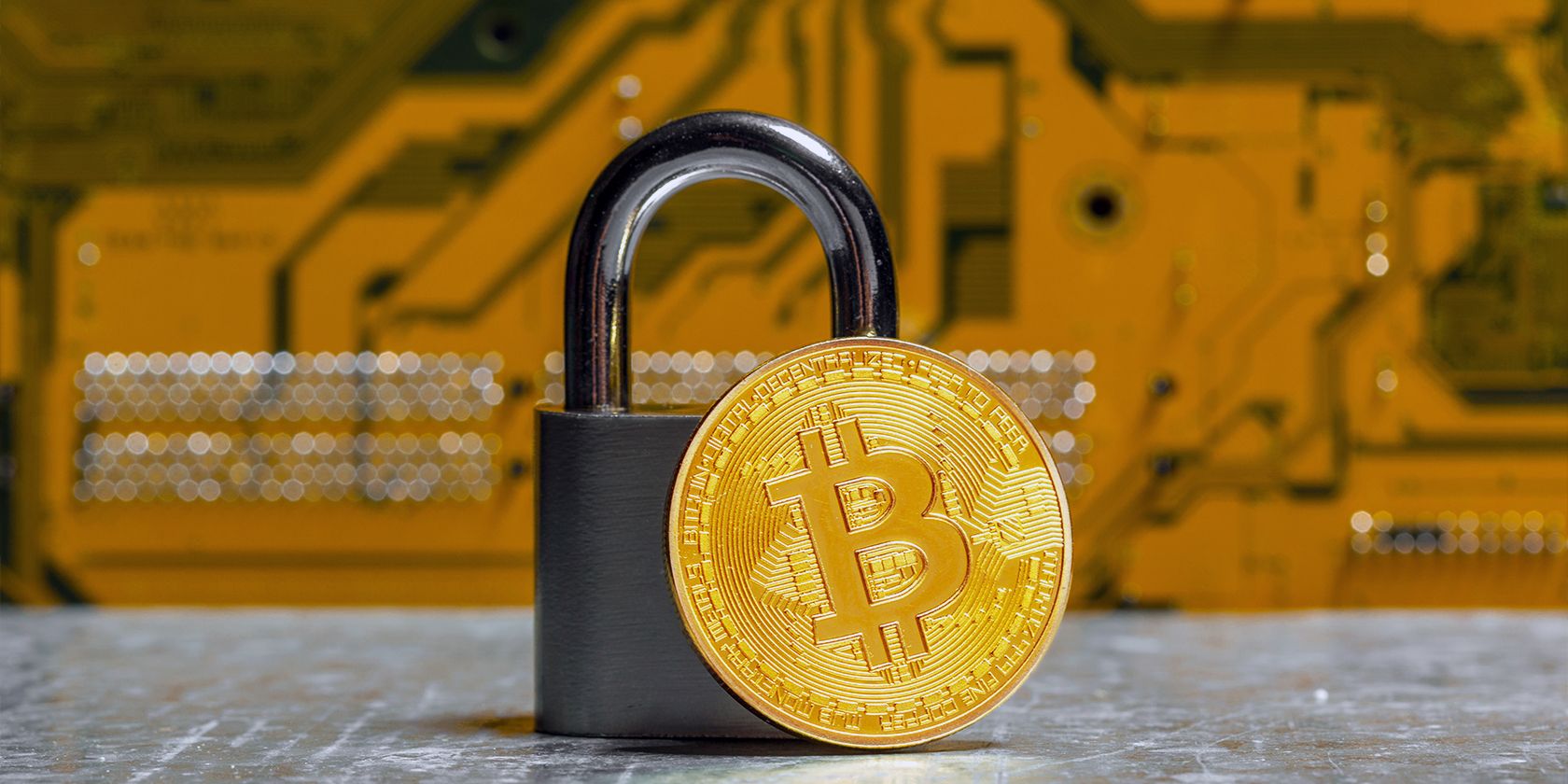 Bitcoin dorado y un candado