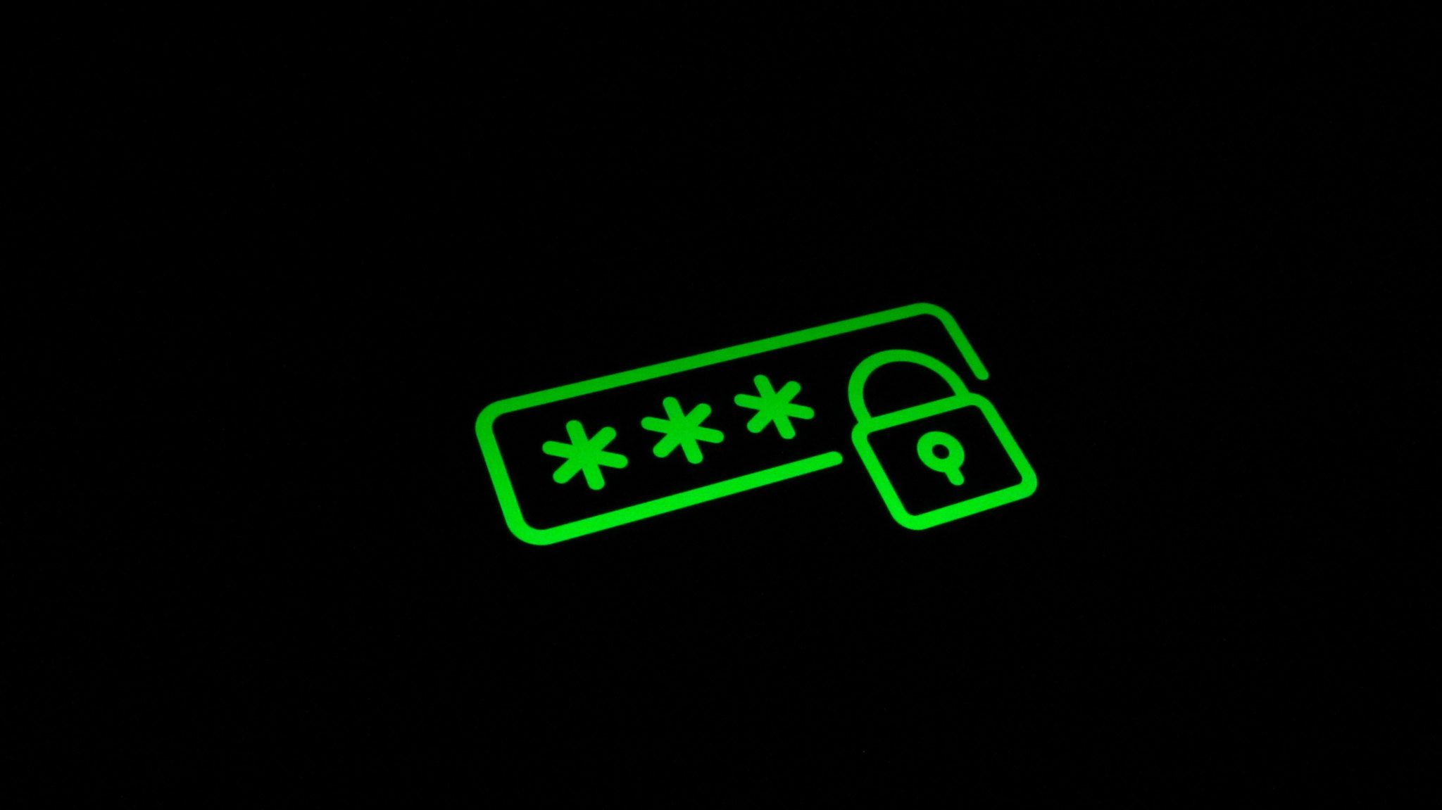 mật khẩu màu xanh lá cây và biểu tượng khóa trên màn hình đen