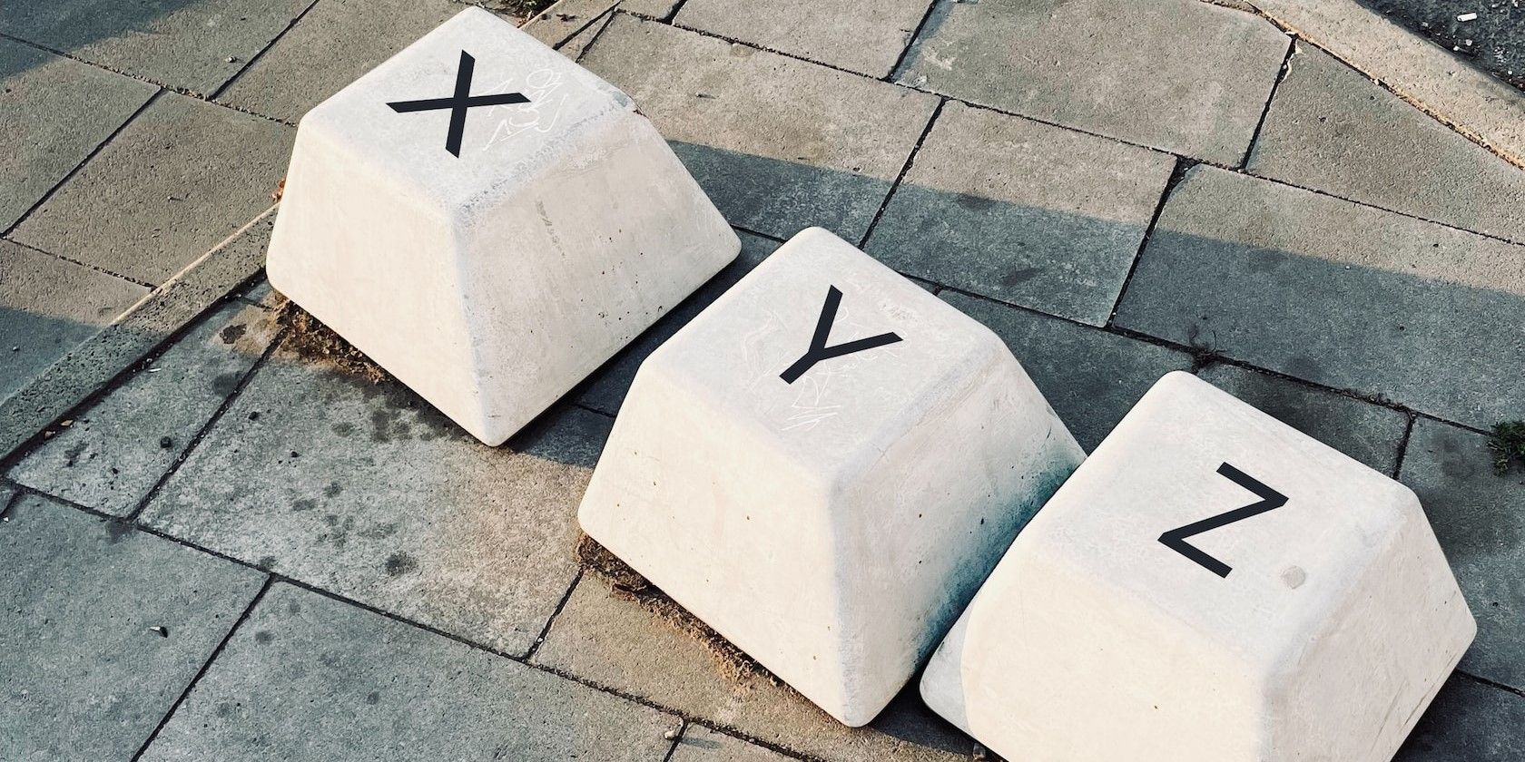 Các phím X, Y. và Z lớn làm bằng đá trên vỉa hè