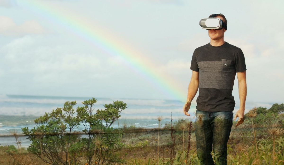 Un homme immergé dans une expérience de réalité virtuelle avec un casque VR