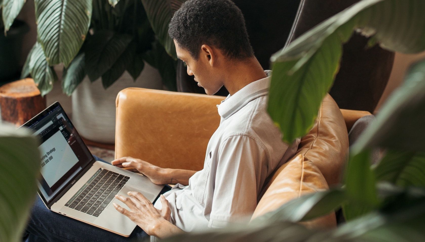Homem trabalhando em um laptop no colo