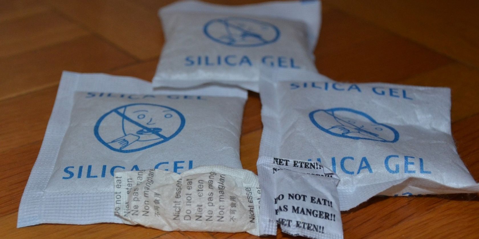 Gói silica gel trên bàn