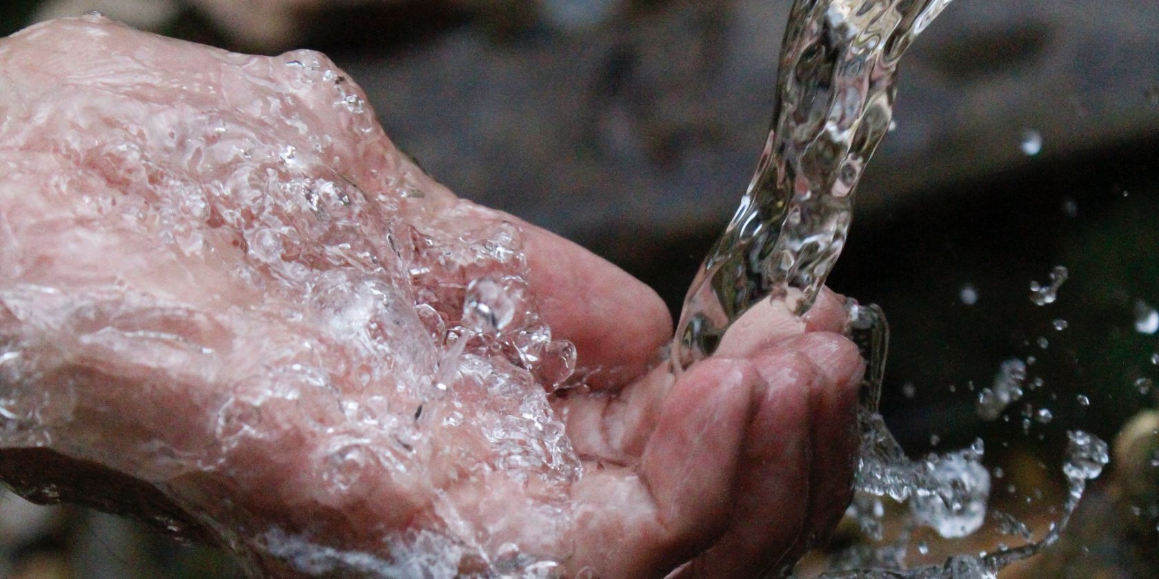 Person Reinigt Die Hände Unter Fließendem Wasser