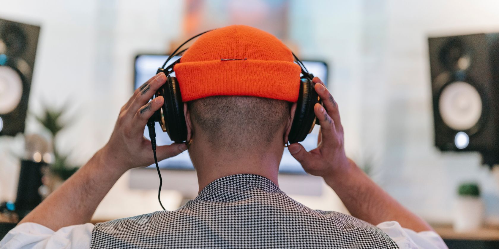 Người đeo tai nghe trước máy tính