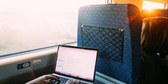 5 Effective Ways to Work While Traveling