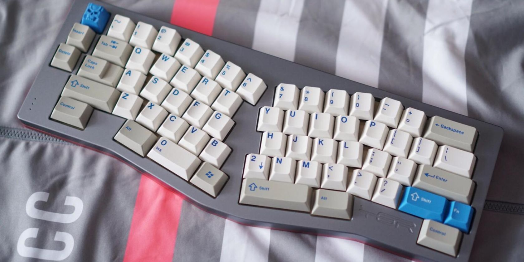 Desain prototipe keyboard TGR-Alice duduk di atas hoodie
