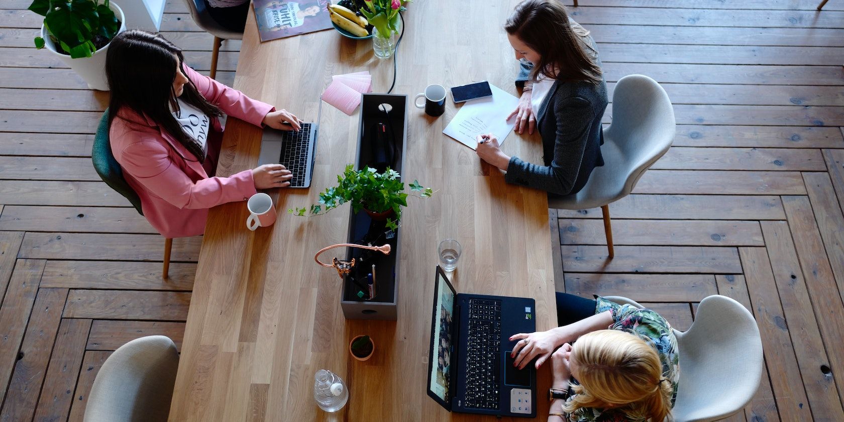 three women coworking in a office