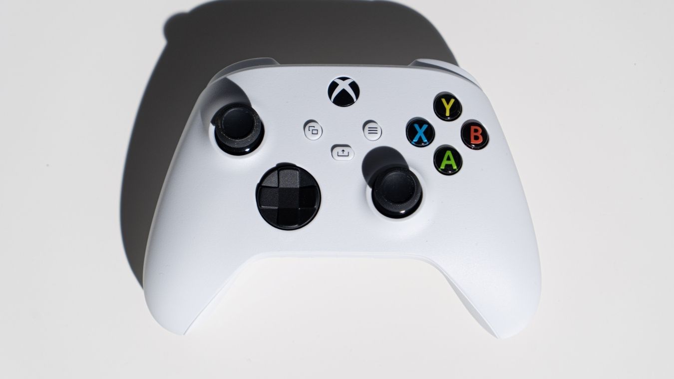 A photograoh of a white Xbox Series S controller atop a white background 
