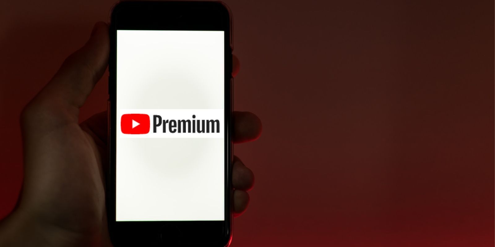 Logo YouTube Premium di Latar Belakang Putih Smartphone