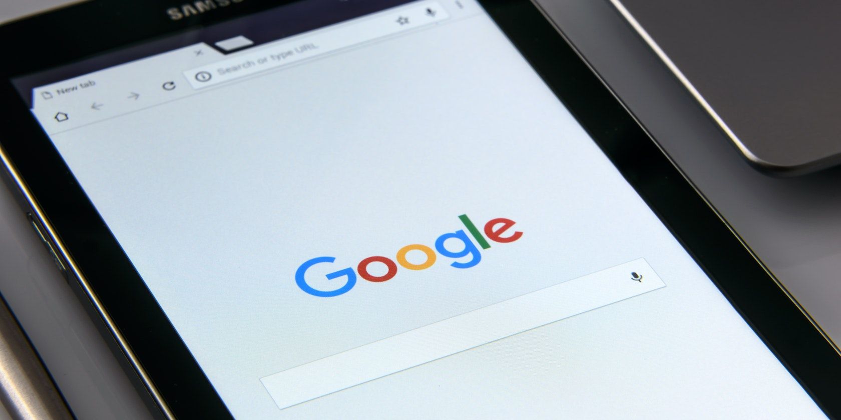 تبلت مشکی که صفحه اصلی Google را نمایش می دهد