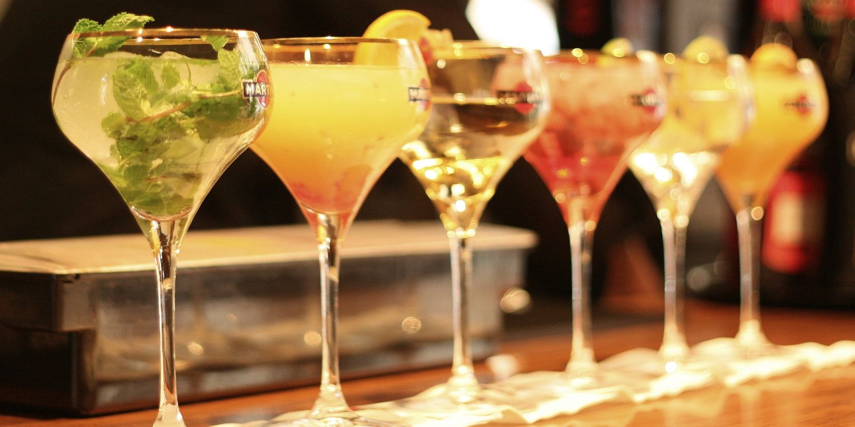 cocktails-lined-up-on-bar