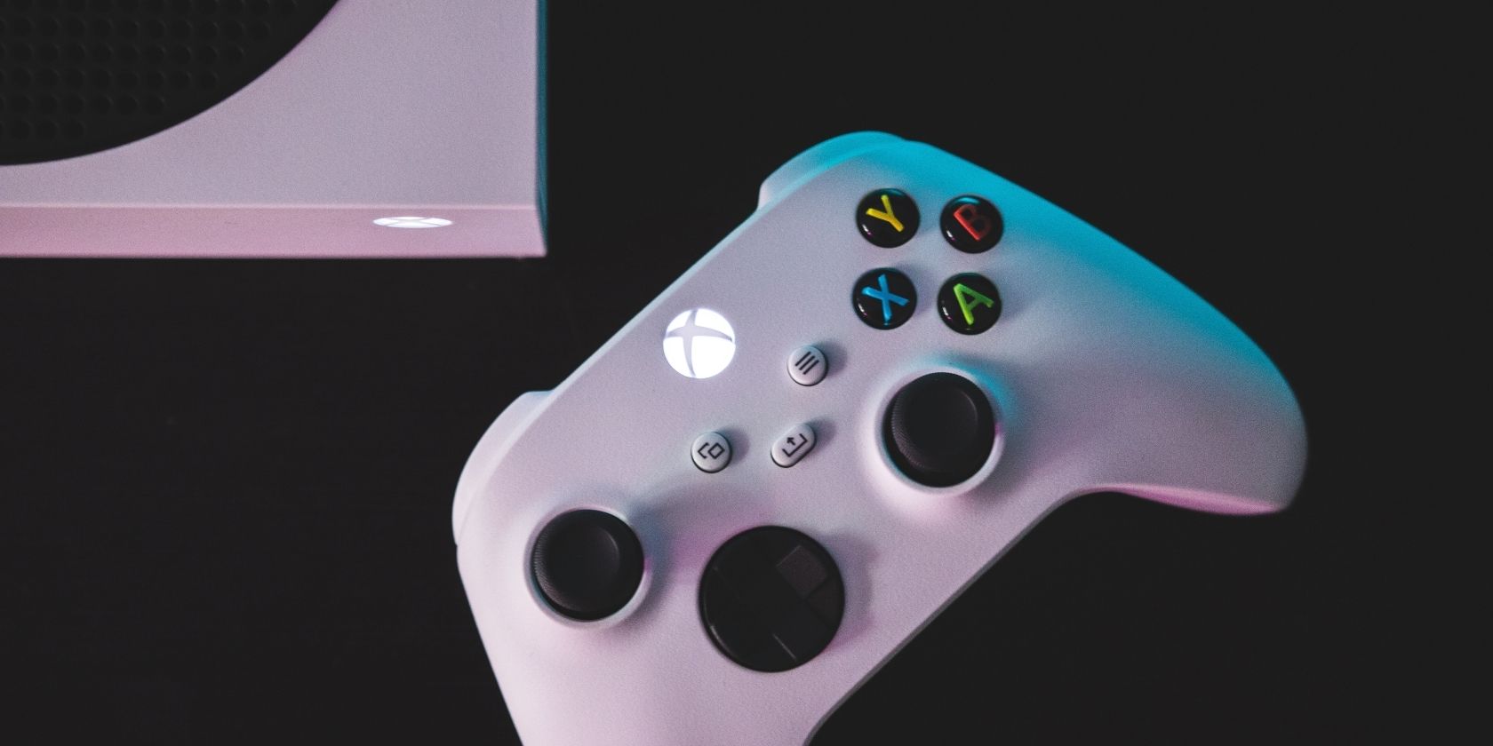 A photograph of an Xbox Wireless Controller next to an Xbox Series S console