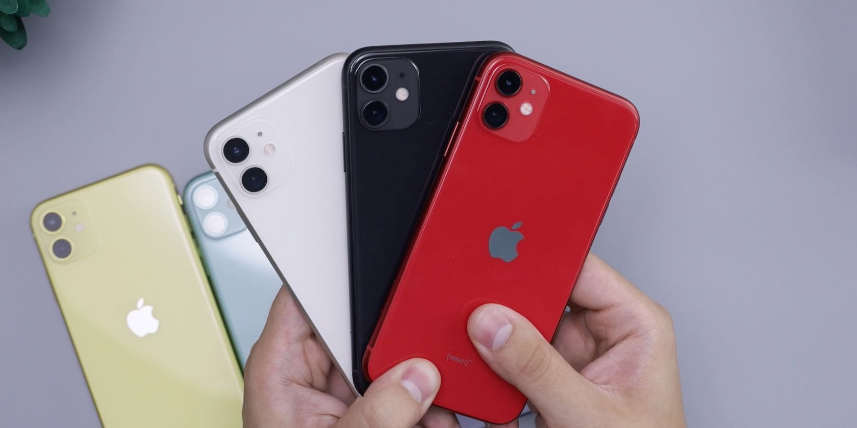 Người cầm các mẫu iPhone 11 với nhiều màu sắc khác nhau