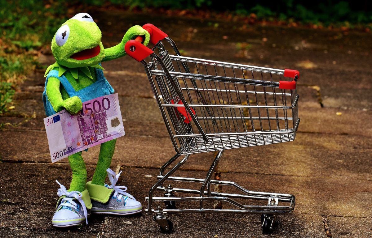 Ếch Kermit kéo xe hàng và mang tiền