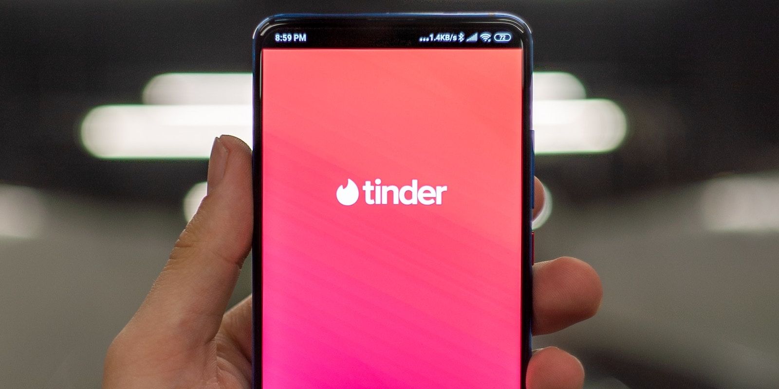 Đang tải trang chủ của Tinder trên điện thoại Android