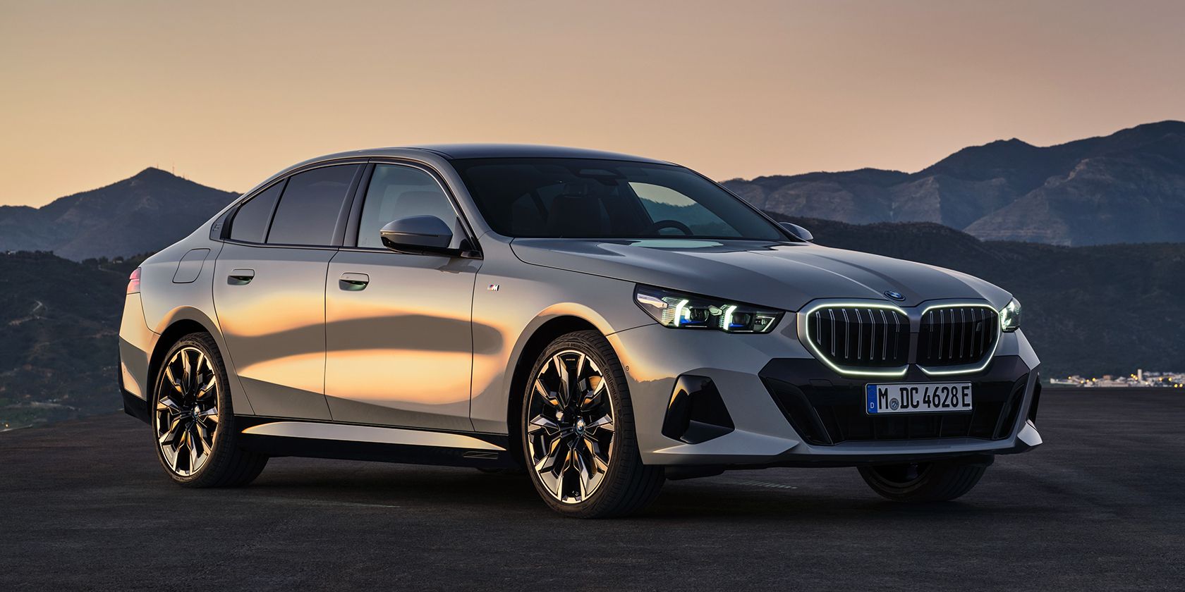 عکس سه ربع BMW i5 جلو در غروب