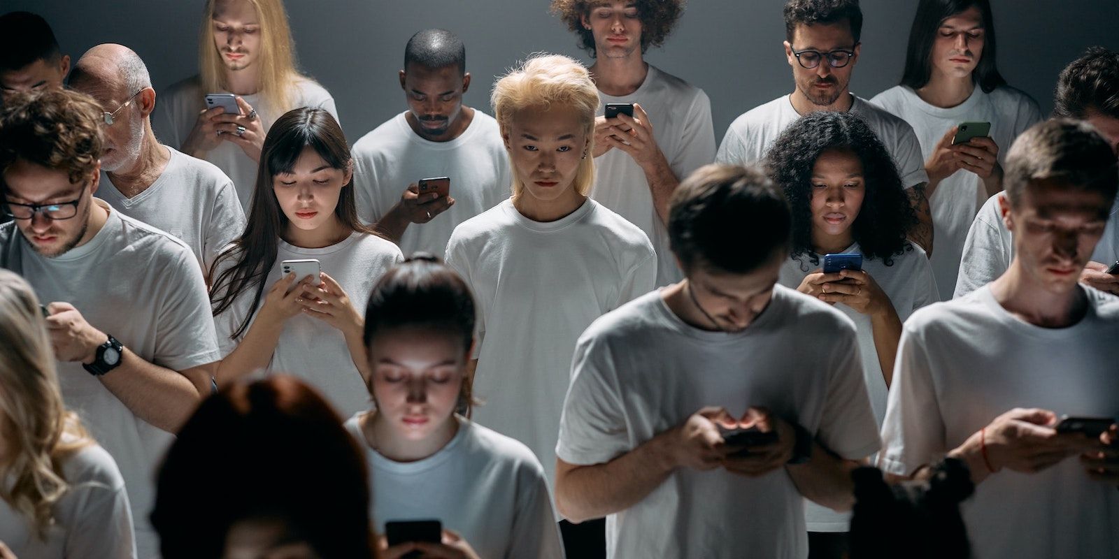 Những người mặc áo sơ mi trắng nhìn xuống điện thoại thông minh của họ cùng một lúc