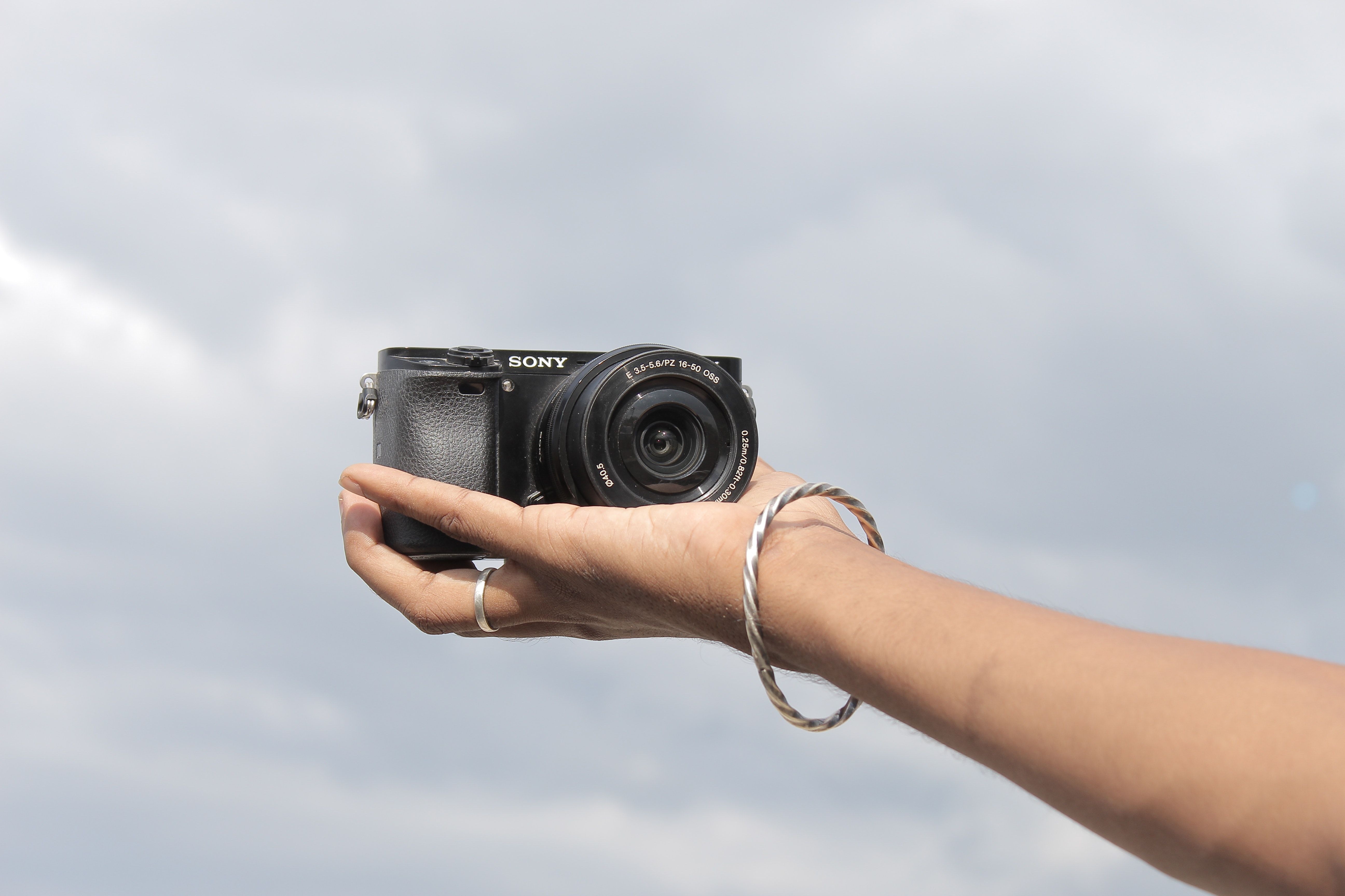 Personne tenant un appareil photo APS-C de Sony