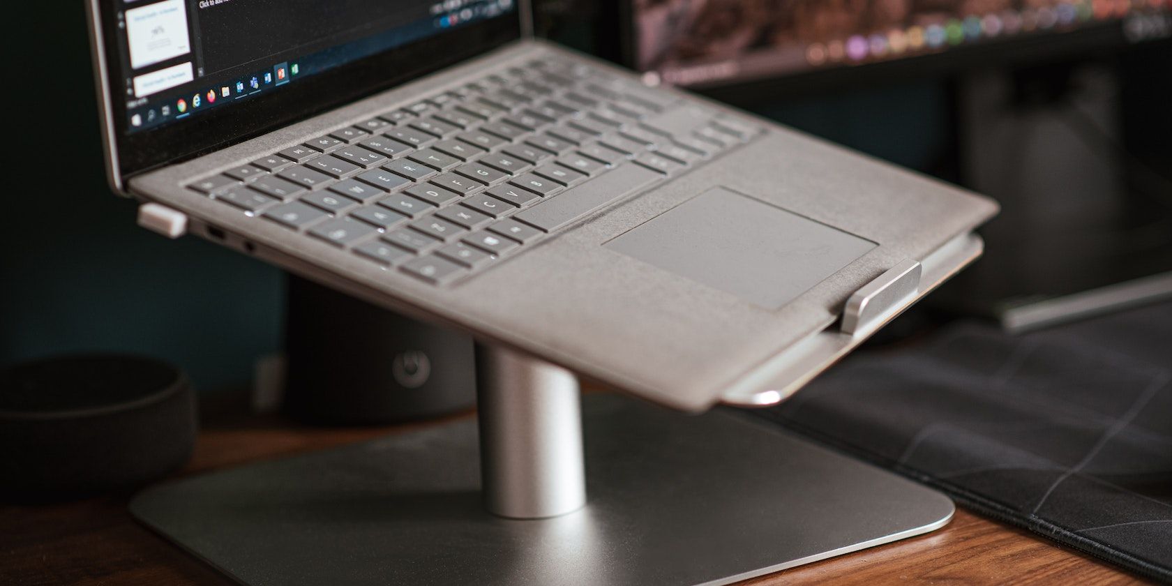 Một máy tính xách tay đặt trên giá đỡ, trên bàn.