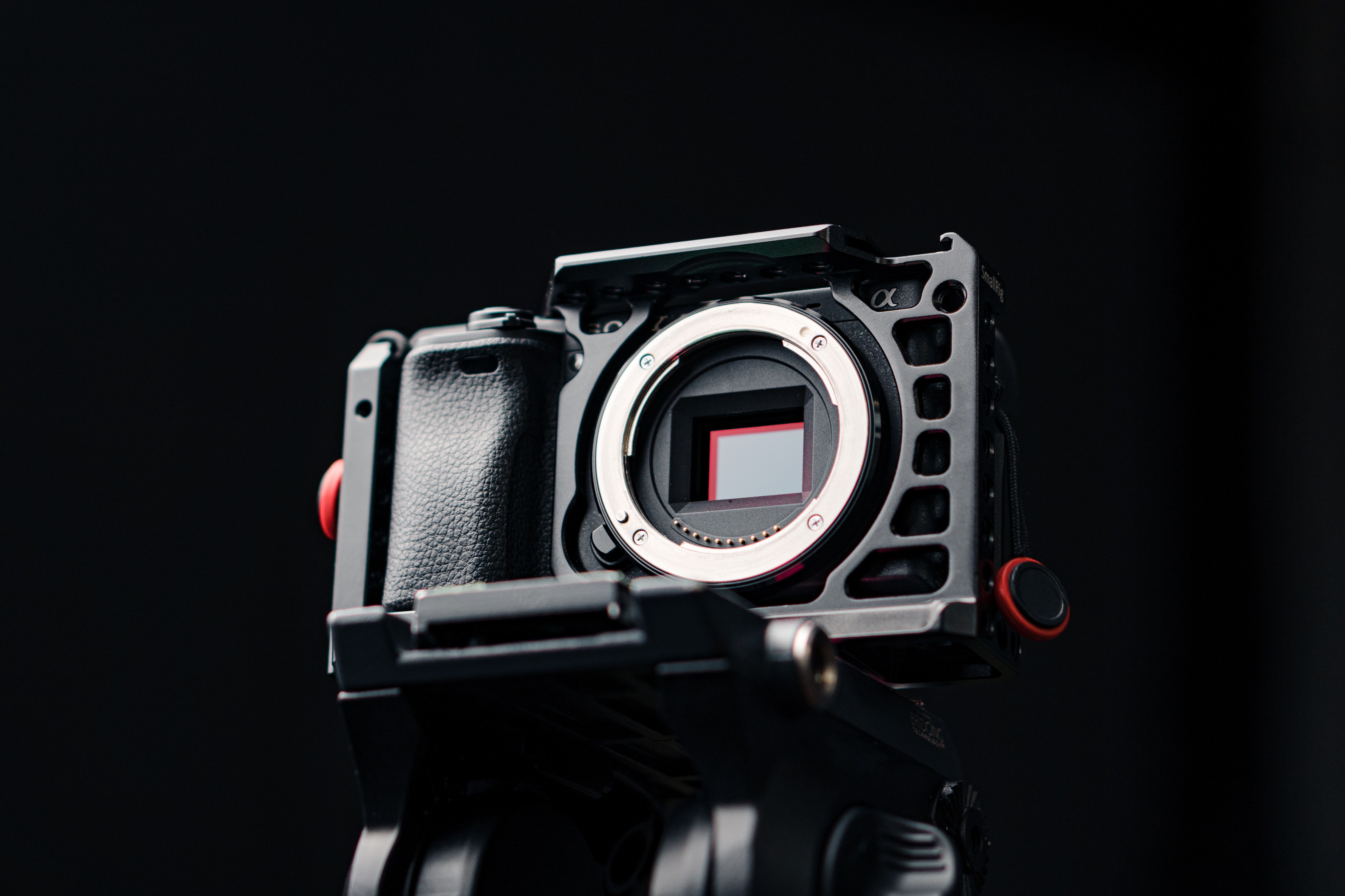 Appareil photo APS-C de Sony avec un capteur exposé dans une petite cage.