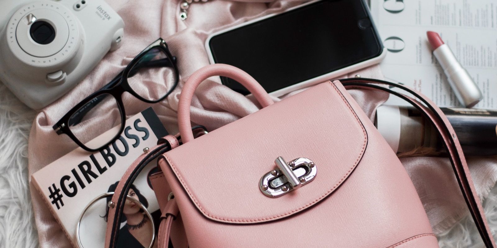 Dompet Kecil Merah Muda Di Samping Lipstik, Majalah, Kacamata, dan iPhone