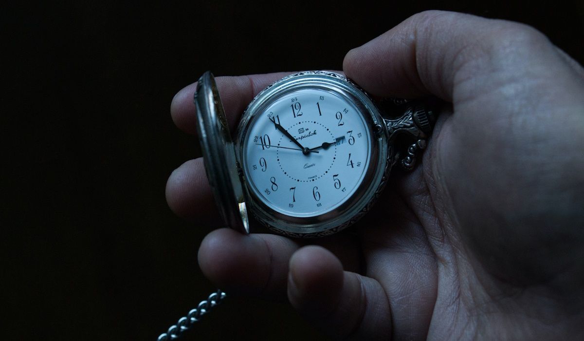 Une main tenant une montre à gousset