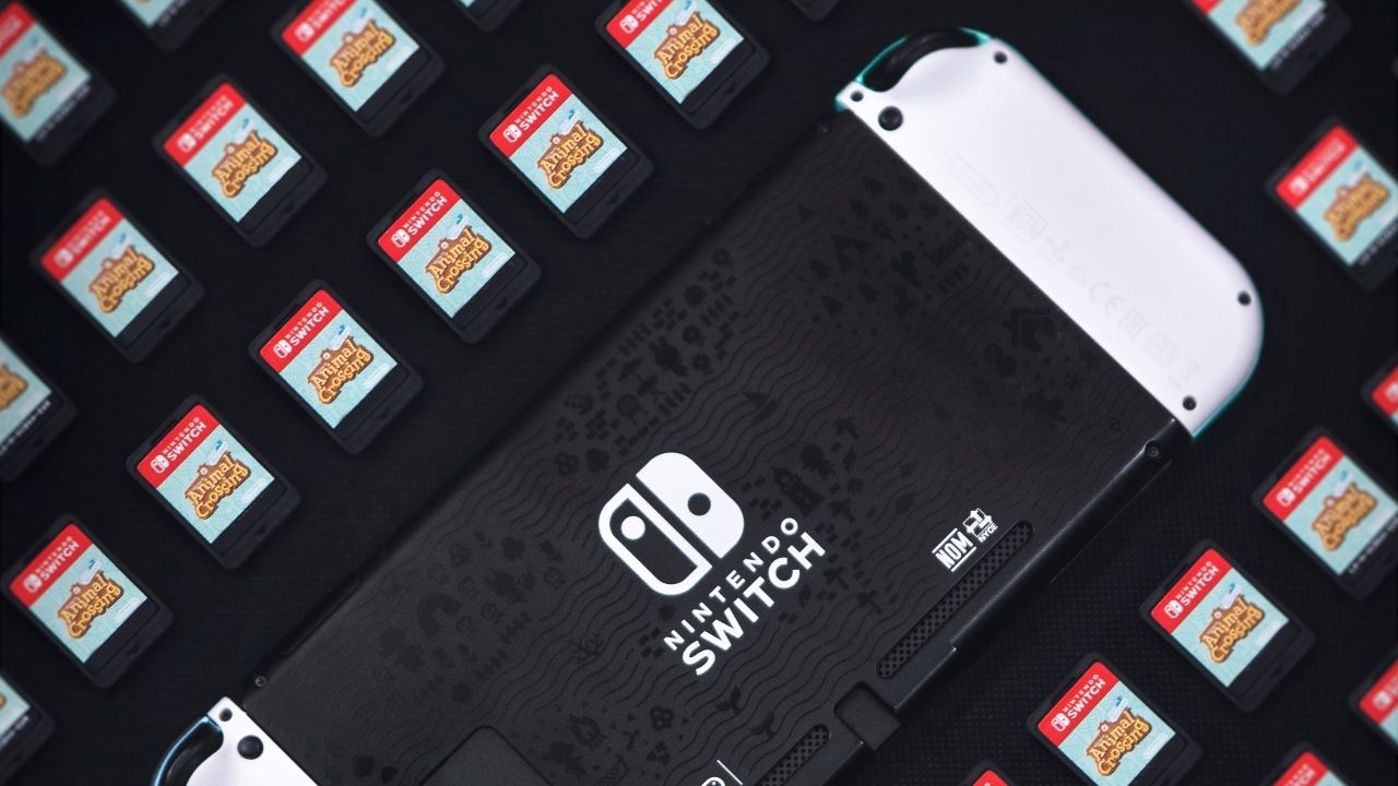 Một bức ảnh chụp chiếc Nintendo Switch màu trắng được bao quanh bởi nhiều bản sao khác nhau của Animal Crossing 