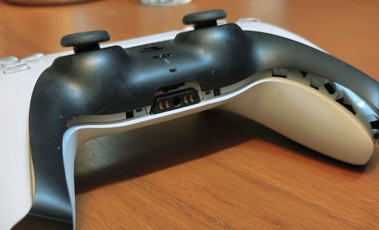 Tháo tấm mặt trên bộ điều khiển PS5