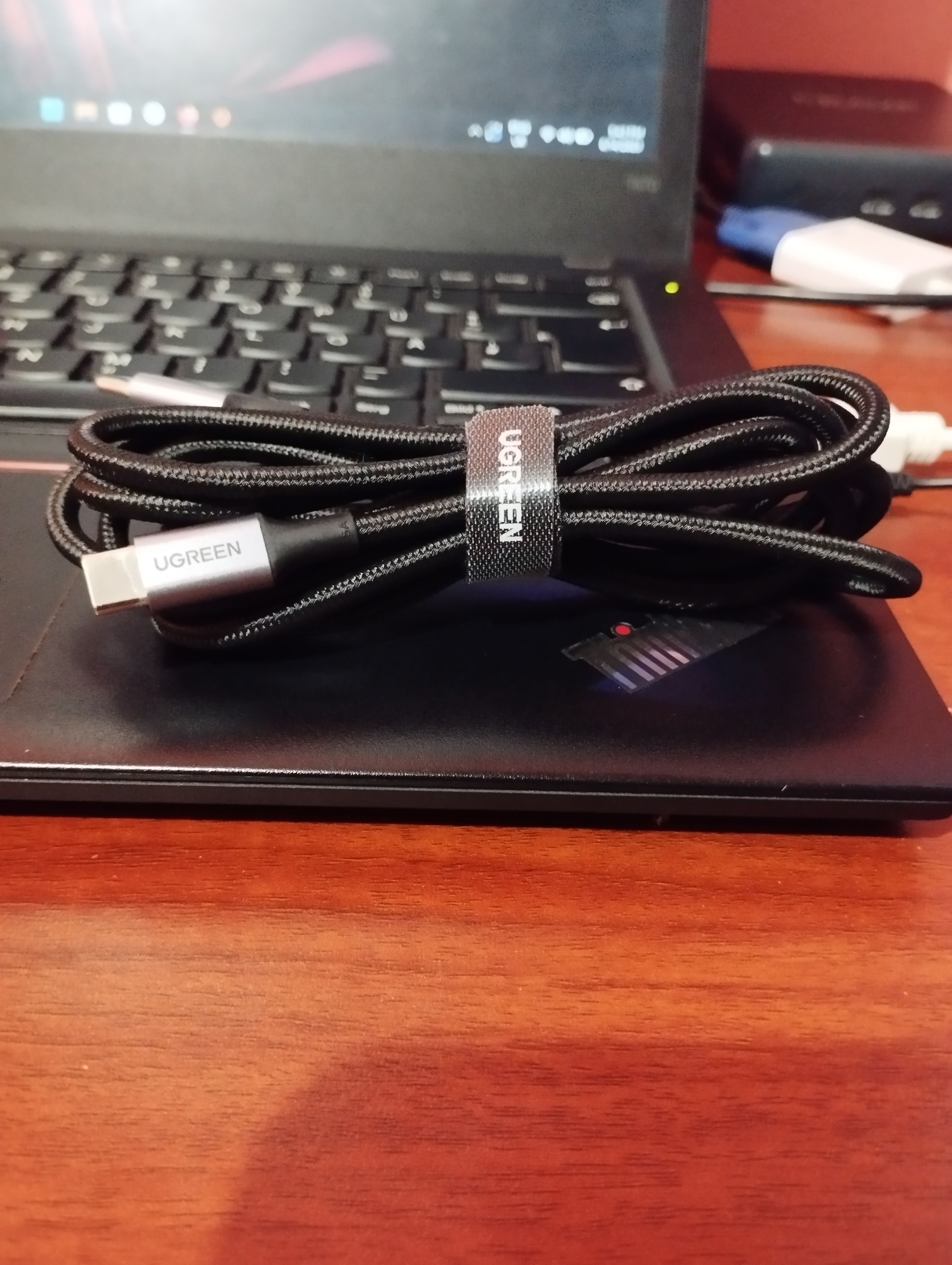 Cáp USB-C Ugreen 100W trên bàn làm việc