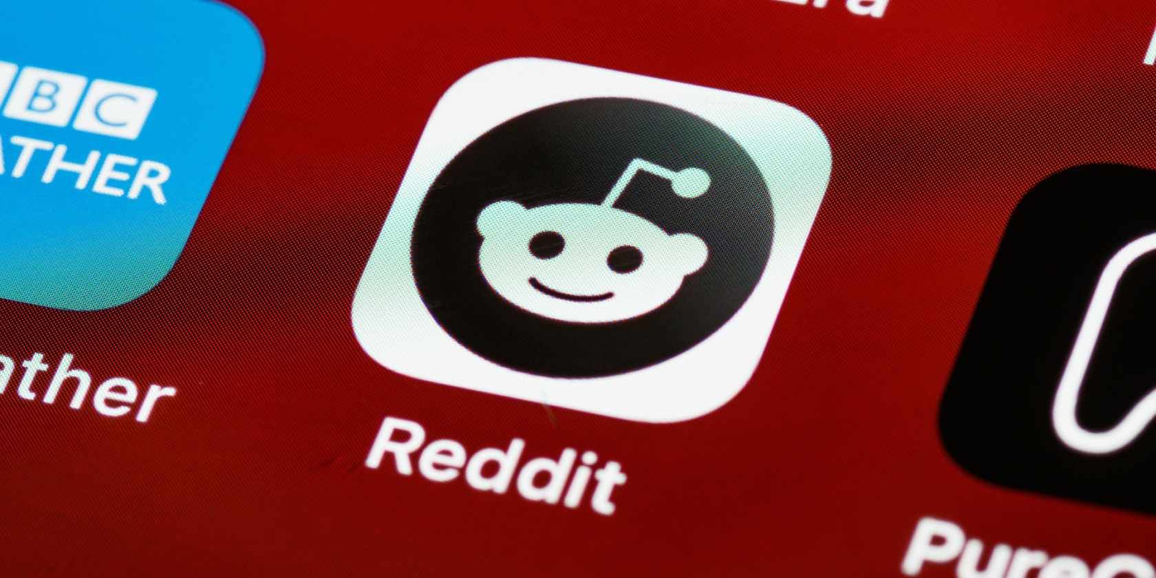 Reddit icon in a red, white, and black labeled box