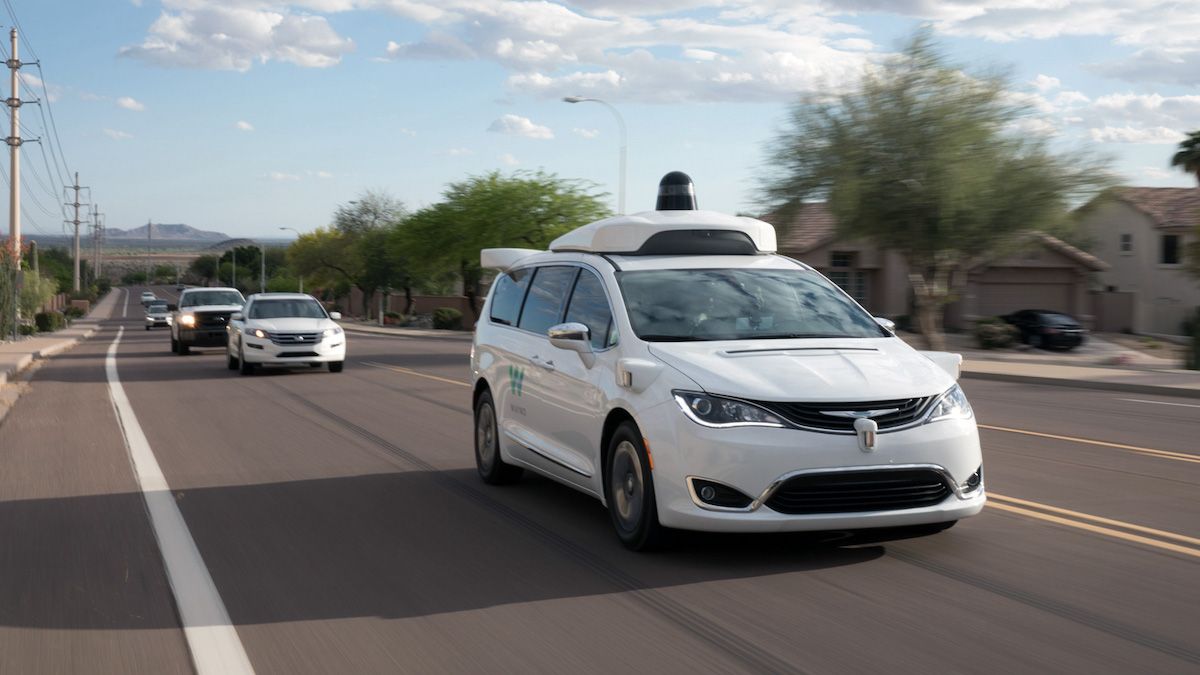 مینی ون Waymo One Chrysler Pacifica در حال رانندگی در یک جاده عمومی