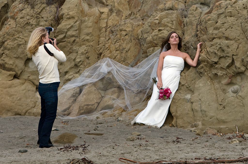 Một nhiếp ảnh gia đám cưới chụp ảnh cô dâu