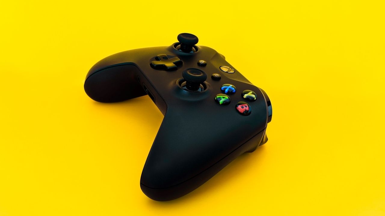 Ảnh chụp bộ điều khiển Xbox One trước nền màu vàng sáng