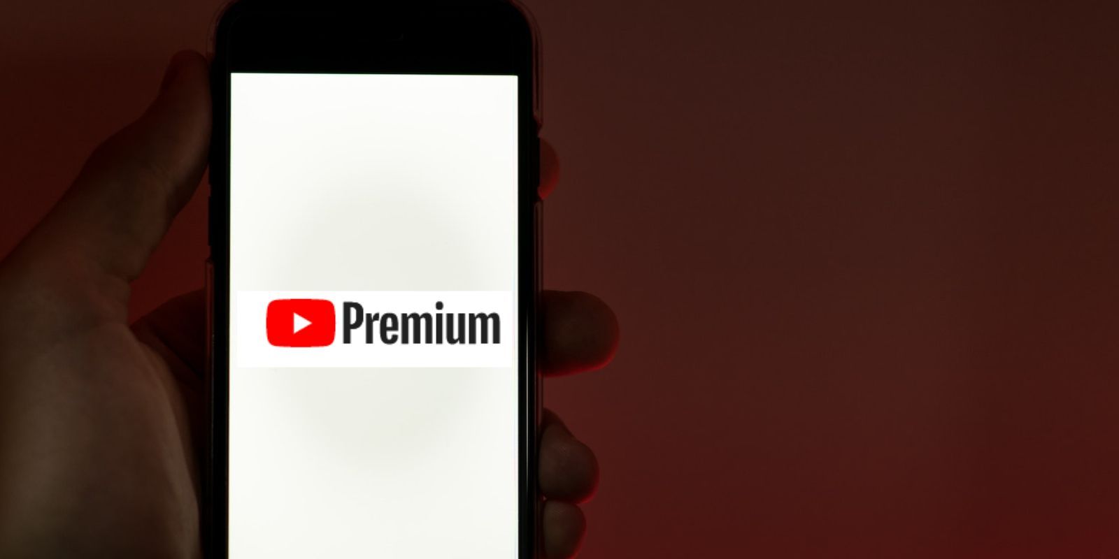 Logo YouTube Premium trên điện thoại thông minh màn hình trắng