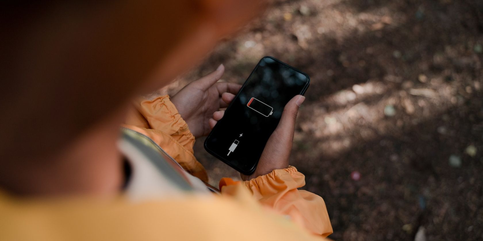 um iPhone com bateria descarregada indicando que o usuário deve carregar