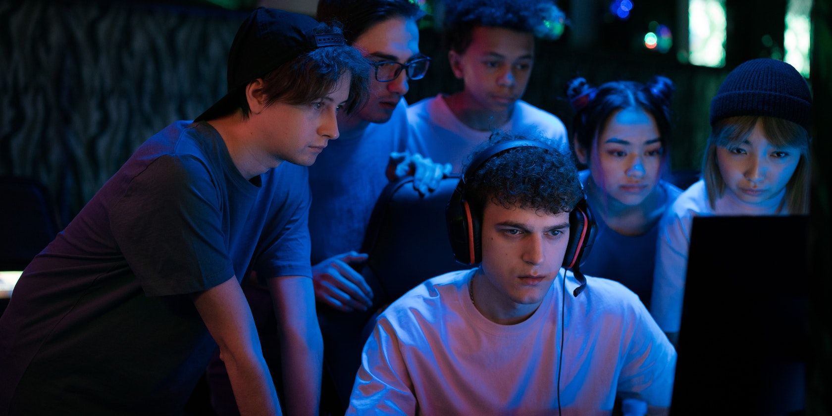 Một nhóm game thủ nhìn chằm chằm vào màn hình
