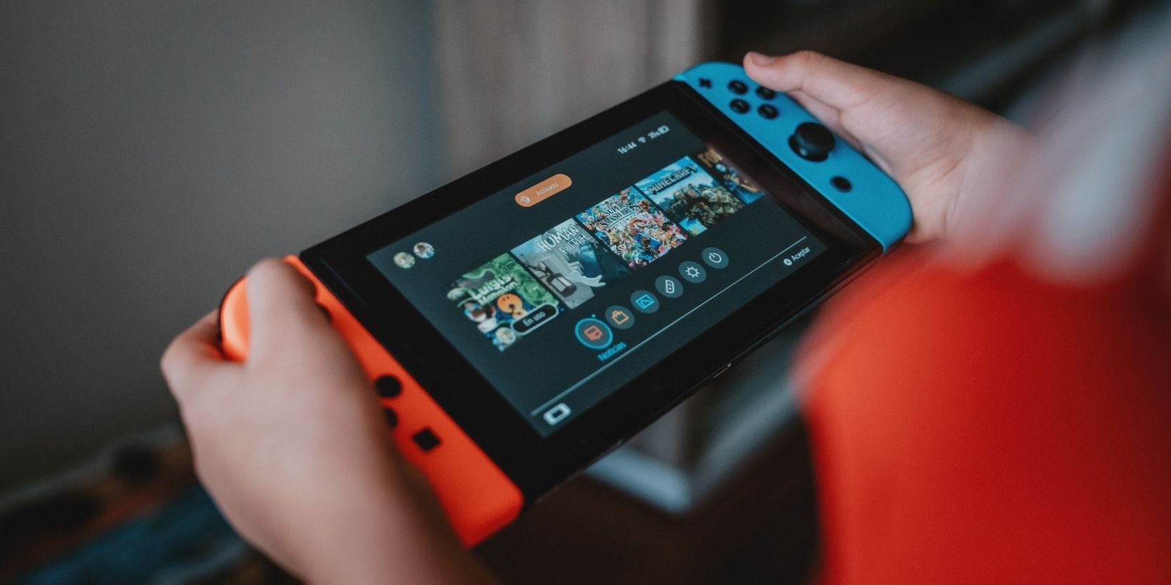 Uma fotografia de alguém jogando um Nintendo Switch no modo portátil 