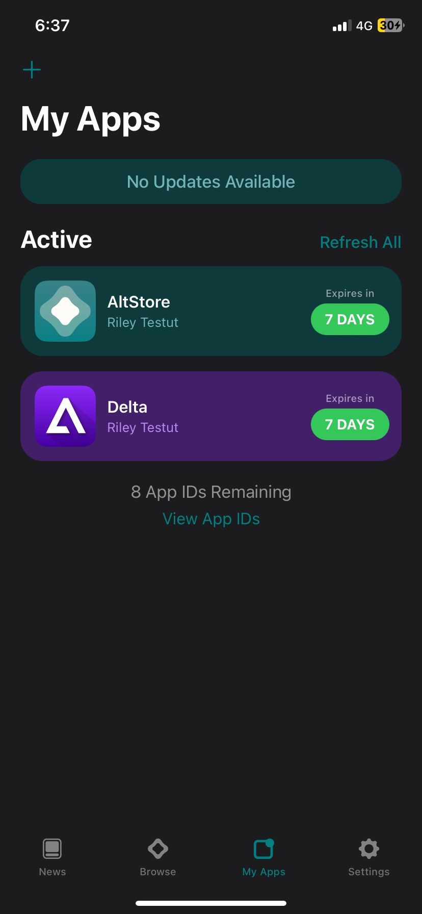 آیفون در منوی برنامه های من AltStore، با برنامه های نصب شده Delta و AltStore لیست شده است.