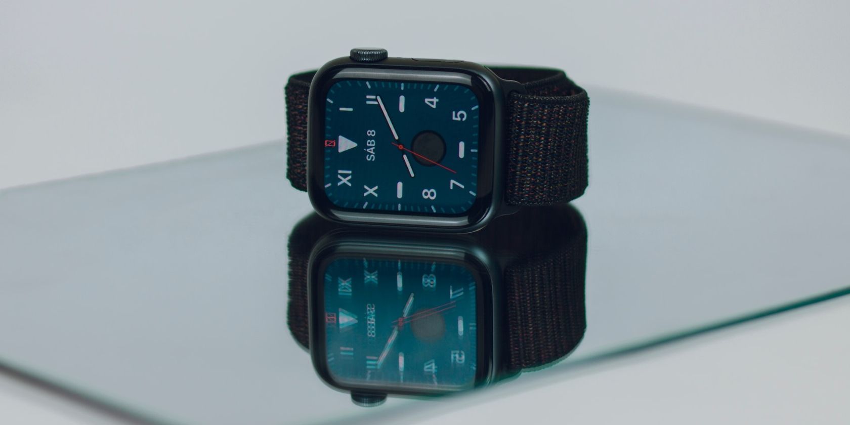 Apple Watch trên bàn kính