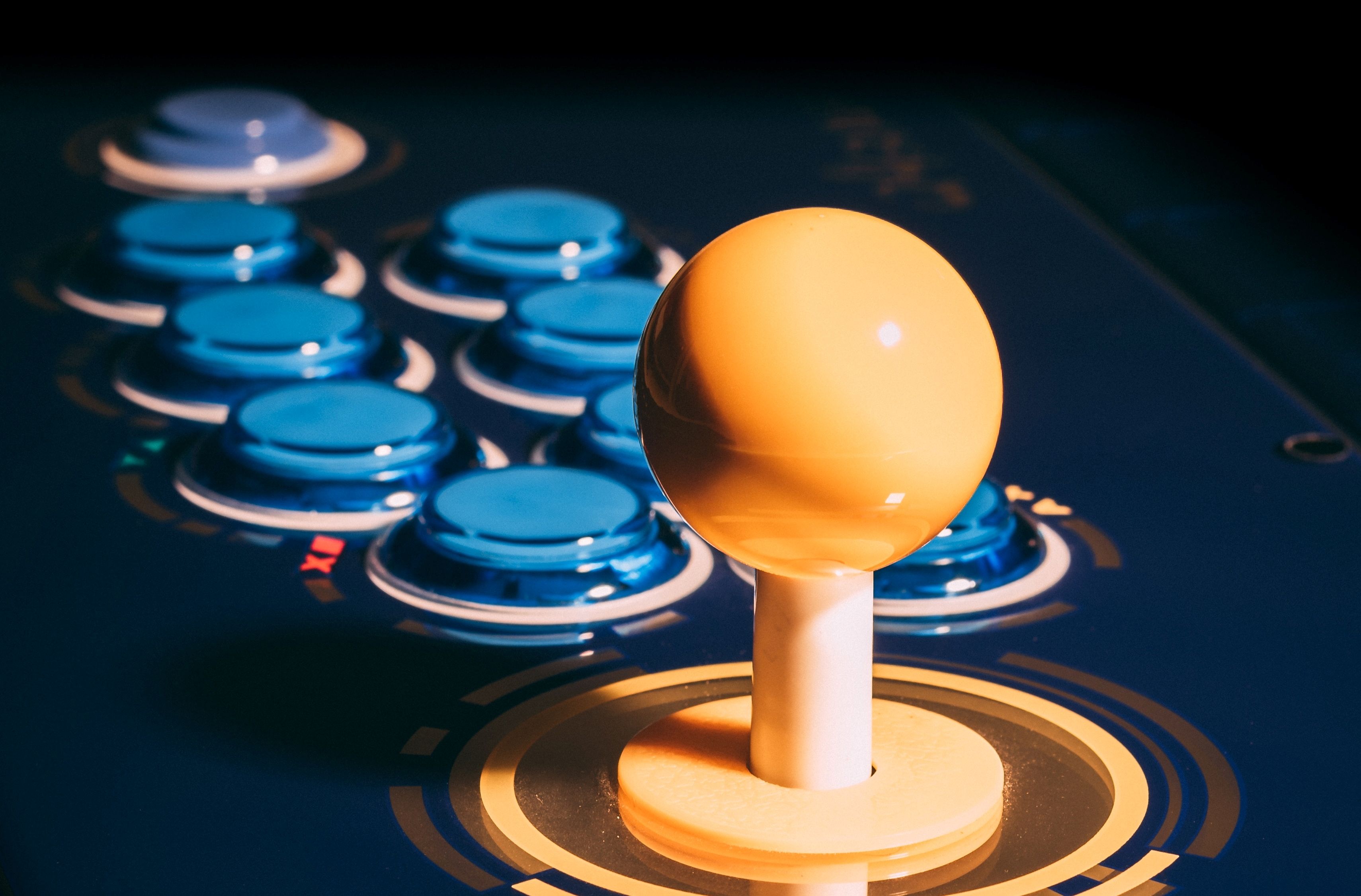 Một thanh trò chơi điện tử màu vàng với các nút nhập liệu màu xanh lam