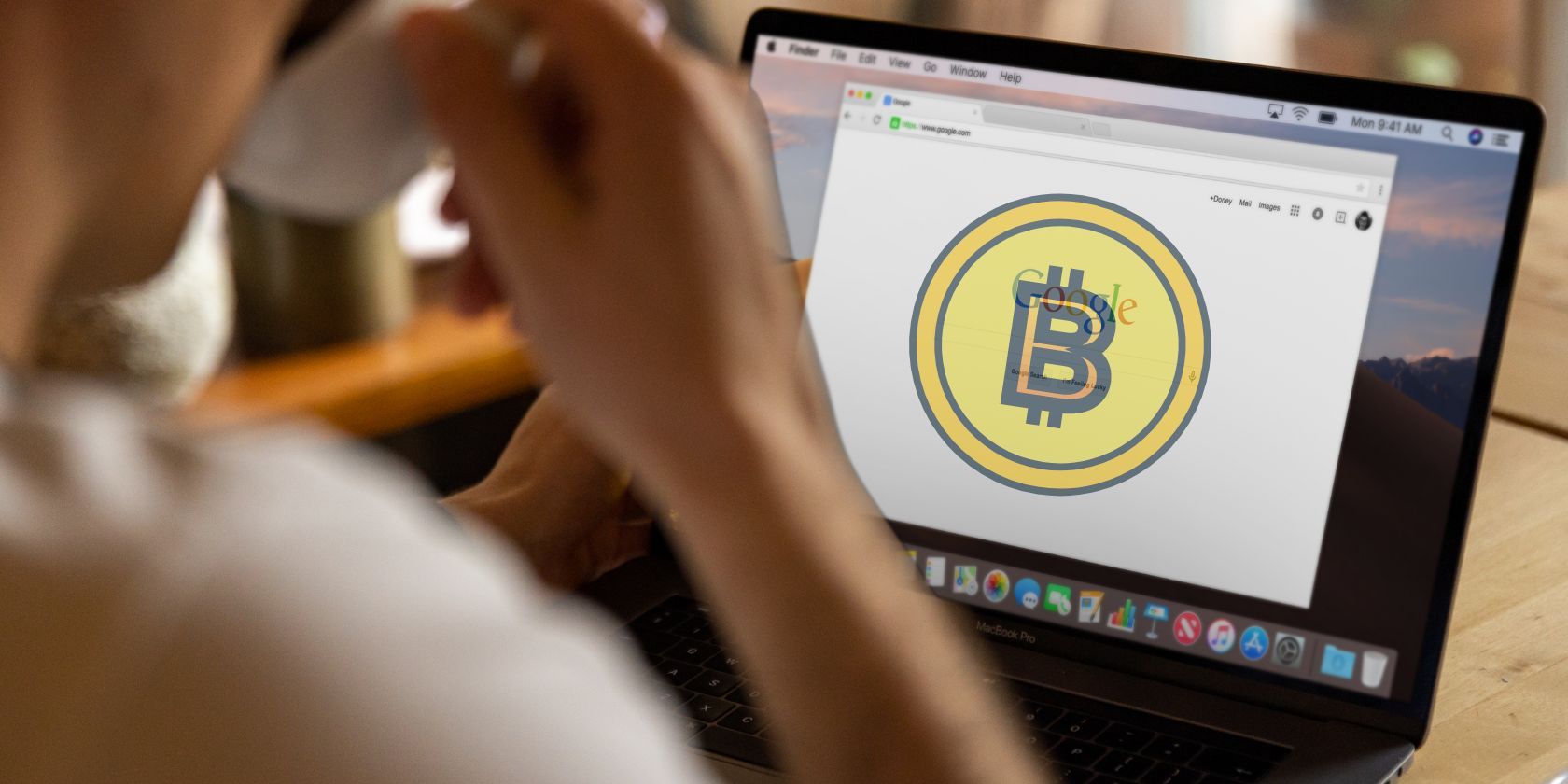 Logo bitcoin nhìn thấy trên màn hình máy tính xách tay